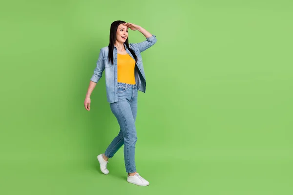 Teljes méretű profilt oldalán fotó boldog mosolygós álmodozó lány megy sétálni nézni előre élvezze hétvégén elszigetelt zöld színű háttér — Stock Fotó