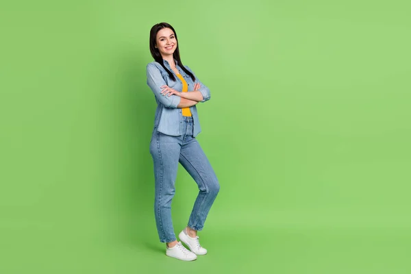 Foto lateral de perfil de tamanho completo de jovem bela mulher confiante sorridente com as mãos dobradas isoladas no fundo de cor verde — Fotografia de Stock