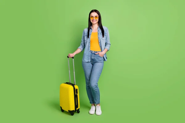 Full size foto van vrolijk mooi meisje houden bagage verlaten voor zomervakantie geïsoleerd op groene kleur achtergrond — Stockfoto