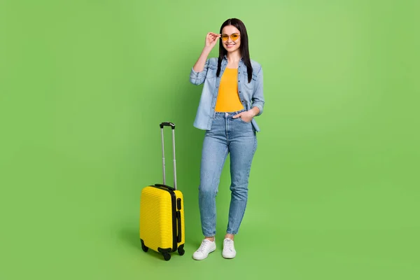 Foto em tamanho completo de jovem bela mulher sorridente no aeroporto comendo para férias de verão voo isolado no fundo de cor verde — Fotografia de Stock