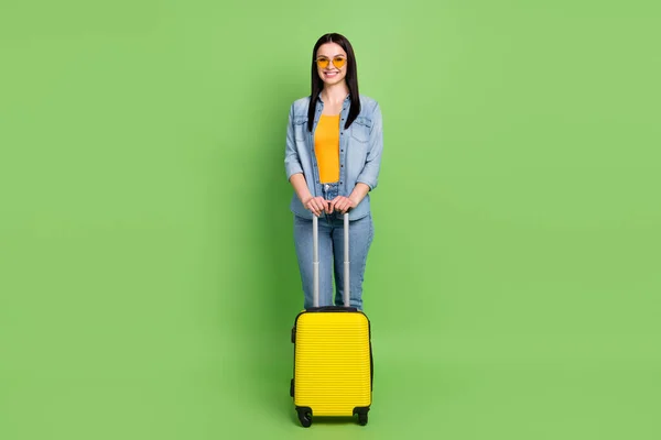 Full size foto di buon umore felice donna sorridente con bagaglio in attesa di partenza isolato su sfondo di colore verde — Foto Stock