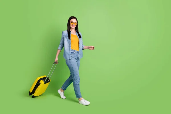 Teljes méretű profil oldalán fotó boldog jó hangulat pozitív lány megy sétálni bőrönd elszigetelt zöld színű háttér — Stock Fotó