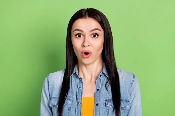Фото молодой шокированной удивленной удивленной девушки увидеть огромные скидки продажи невероятно изолированы на зеленом фоне — стоковое фото