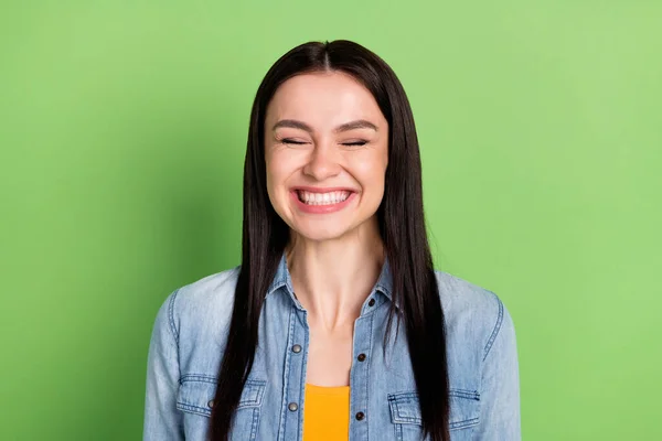 Genç, komik, neşeli, neşeli kadının portresi yeşil arka planda izole edilmiş diş tedavisi sonrası dişlerini gösteriyor. — Stok fotoğraf
