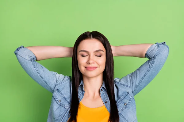 Foto de otimista marrom longo penteado senhora braços cabeça desgaste jeans camisa isolada no fundo cor verde pastel — Fotografia de Stock