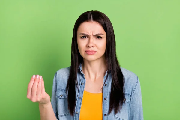 Foto van boos schattig bruin lang kapsel dame vragen geld dragen jeans shirt geïsoleerd op pastel groene kleur achtergrond — Stockfoto