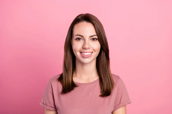 Foto av ung glad kvinna glad positiv leende toothy keramiska munhåla isolerad över rosa färg bakgrund — Stockfoto