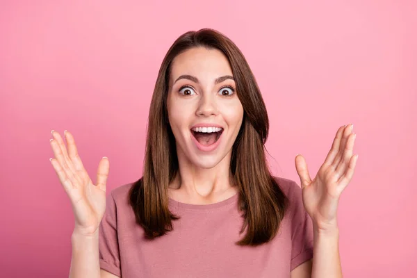Foto de jovem mulher atraente surpreendido chocado surpresa omg wow venda isolado sobre cor rosa fundo — Fotografia de Stock