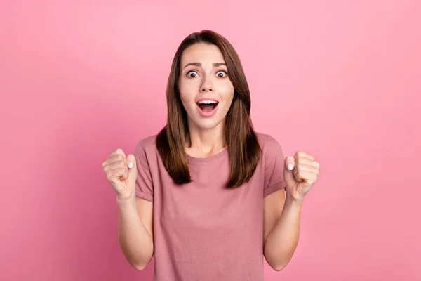 Fénykép megdöbbent barna Y-generációs hölgy kezét öklök kiabálni viselni rózsaszín póló elszigetelt színes háttér — Stock Fotó
