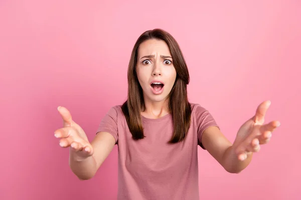 Photo de jeune femme malheureux choc étonné stupeur panique inattendue isolé sur fond de couleur rose — Photo