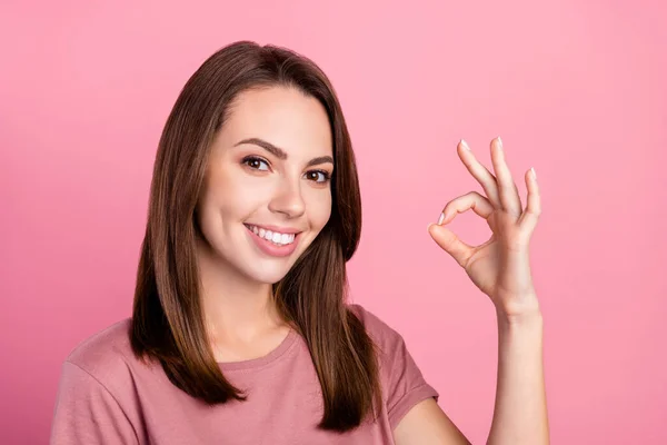 Fotografie cool brunetka mladá dáma show okey nosit tričko izolované na růžovém pozadí — Stock fotografie