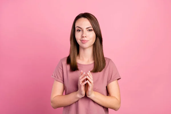 Foto di dubbia divertente giovane donna vestita casual vestiti braccia insieme sorridente isolato colore rosa sfondo — Foto Stock