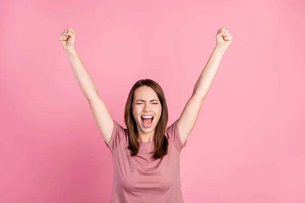 Foto de niña feliz sonrisa positiva regocijarse victoria puños manos éxito aislado sobre fondo de color rosa —  Fotos de Stock