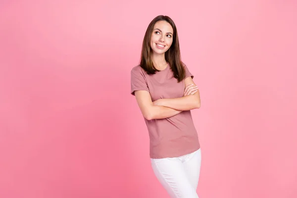 Retrato de atractiva chica alegre soñadora brazos plegados pensando espacio de copia aislado sobre fondo de color pastel rosa — Foto de Stock