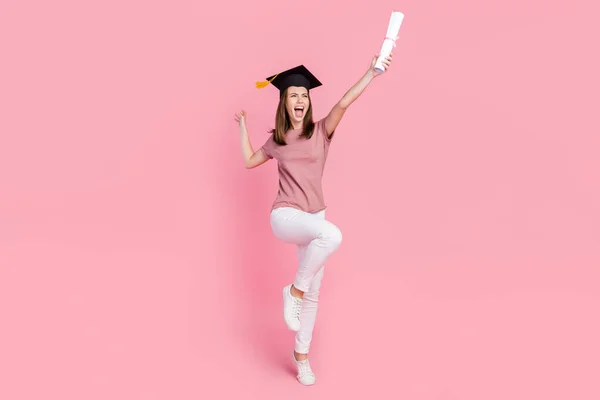 Lunghezza completa dimensione del corpo vista di attraente allegra ragazza fortunata laurea danza isolato su sfondo rosa pastello colore — Foto Stock