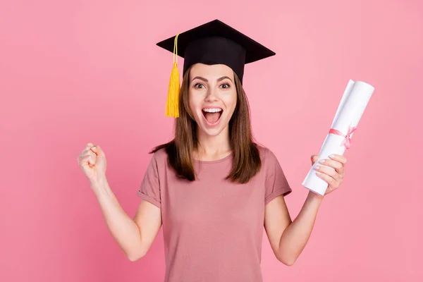 Foto van hooray brunette millennial dame houden papier schreeuwen dragen cap t-shirt geïsoleerd op roze kleur achtergrond — Stockfoto
