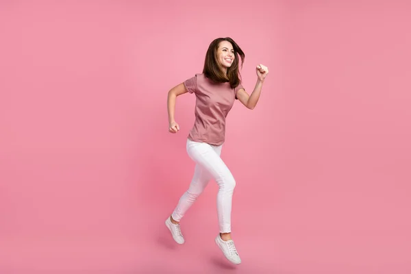 Vista completa del tamaño del cuerpo de la atractiva chica alegre saltando corriendo maratón aislado sobre fondo de color pastel rosa —  Fotos de Stock