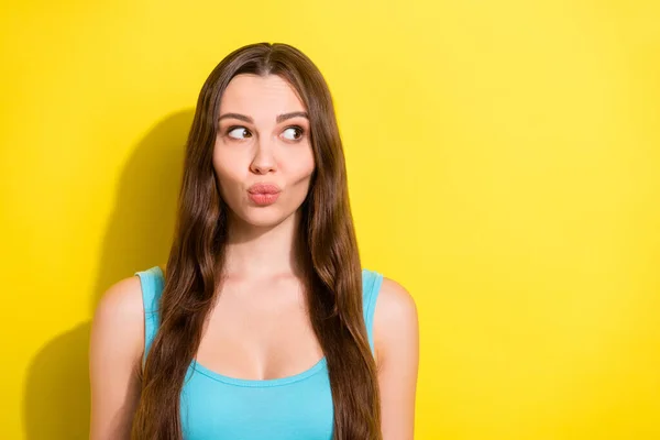Foto portrét dívka s dlouhými vlasy posílání vzduchu polibek s našpulenými rty hledá copyspace izolované jasně žluté barvy pozadí — Stock fotografie