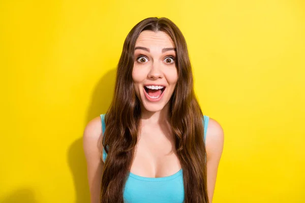 Retrato de atractiva muchacha alegre asombrada alegría noticias increíbles aislado sobre fondo de color amarillo brillante —  Fotos de Stock