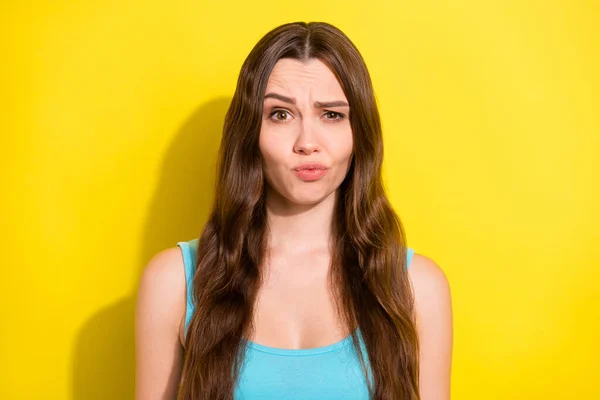 Portret van aantrekkelijke verbijsterd verbaasd onzeker meisje oeps reactie geïsoleerd over helder gele kleur achtergrond — Stockfoto