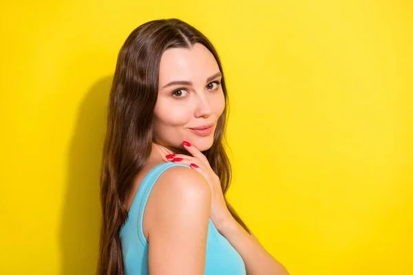 Foto retrato chica con el pelo largo usando casual soltera tocando hombro tierno aislado vibrante color amarillo fondo —  Fotos de Stock