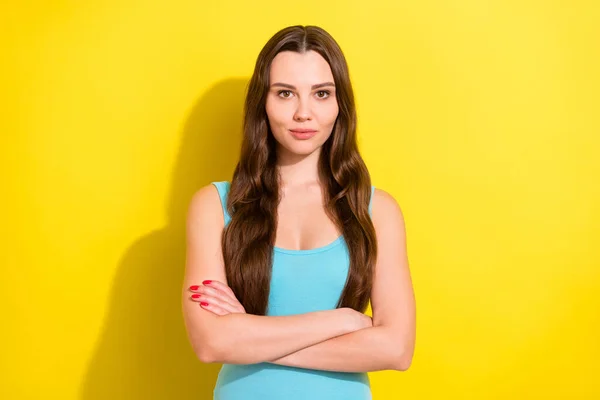 Foto retrato chica con el pelo largo con traje casual serias manos cruzadas aisladas vibrante color amarillo fondo — Foto de Stock