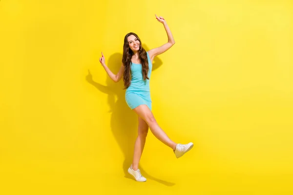Tampilan ukuran tubuh penuh gadis kurus yang menarik menari dengan klub musik yang menyenangkan terisolasi dengan latar belakang warna kuning cerah — Stok Foto