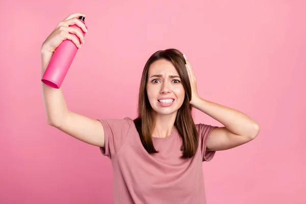 Fénykép fiatal lány kéz touch fej ijedt hangerő permetező rögzítés elszigetelt felett rózsaszín szín háttér — Stock Fotó