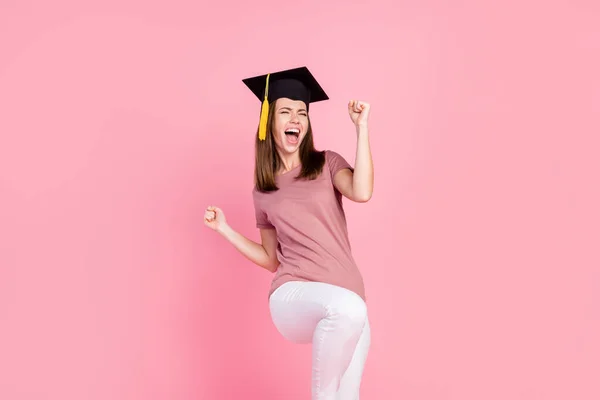 Retrato de chica afortunada alegre atractiva graduándose divirtiéndose aislado sobre fondo de color pastel rosa —  Fotos de Stock