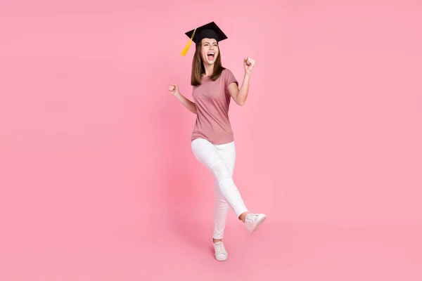 Comprimento total tamanho do corpo vista de menina alegre atraente graduando-se dançando bom humor isolado sobre cor pastel rosa fundo — Fotografia de Stock