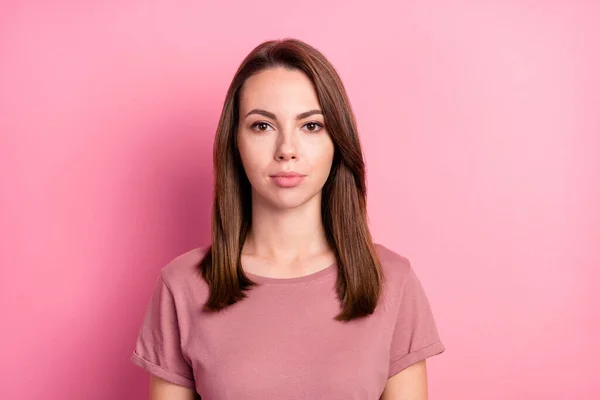 Foto de jovem atraente mulher sério confiante desgaste casual t-shirt isolado sobre cor rosa fundo — Fotografia de Stock
