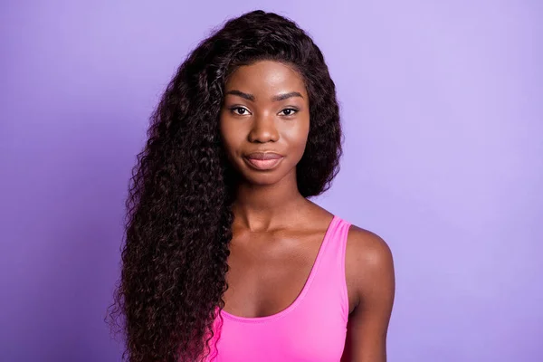 Foto de jovem atraente mulher cabelo ondulado africano sério confiante isolado sobre fundo cor violeta — Fotografia de Stock