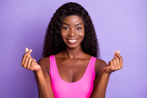 Foto von jungen schwarzen Mädchen glücklich positives Lächeln zeigen Finger fragen Geld isoliert über violette Farbe Hintergrund — Stockfoto