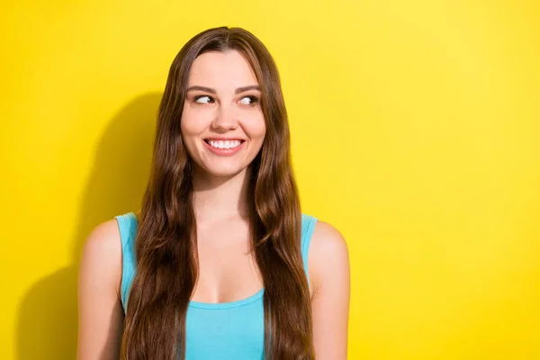 魅力的な陽気な女の子の肖像脇に推測コピースペース広告隔離上の明るい黄色の背景 — ストック写真