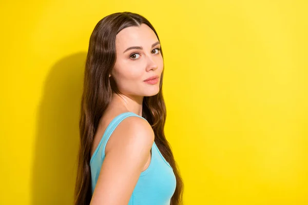 Фотопортрет дівчини з довгим волоссям в повсякденному одязі ізольований яскраво-жовтий кольоровий фон — стокове фото