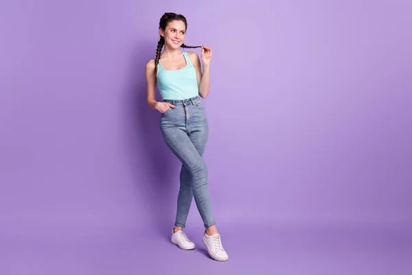 Volledige lengte lichaamsgrootte uitzicht van aantrekkelijke vrolijke dromerige kokette meisje poseren gaan geïsoleerd over violet paarse kleur achtergrond — Stockfoto
