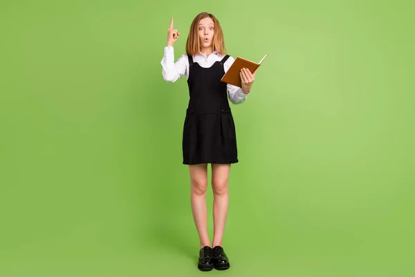 Volle Länge Körpergröße Ansicht von ziemlich erstaunt Mädchen lesen Vokabular zeigt nach oben Idee isoliert über grüne Farbe Hintergrund — Stockfoto