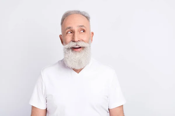 Portrait of funny grey hair old man look empty space wear white t-shirt isolated on grey color background —  Fotos de Stock