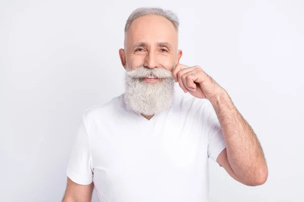 Foto von positiven glücklich charmanten alten Mann gute Laune anpassen Schnurrbart Lächeln isoliert auf grauem Hintergrund — Stockfoto