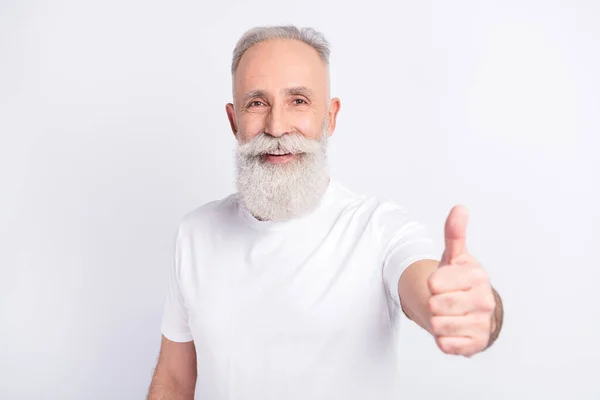 Fotografie veselý atraktivní šťastný starý muž show thumb-up dobrou náladu zprávy izolované na šedém pozadí — Stock fotografie