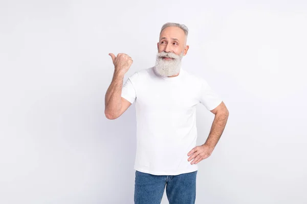Ritratto di attraente uomo allegro dimostrando copia spazio vuoto annuncio soluzione isolata su sfondo bianco pastello — Foto Stock
