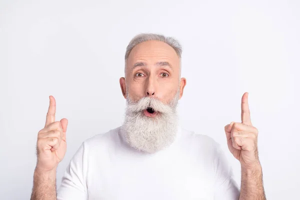 Photo of amazed astonished happy old man point fingers up empty space information isolated on grey color background — Foto de Stock