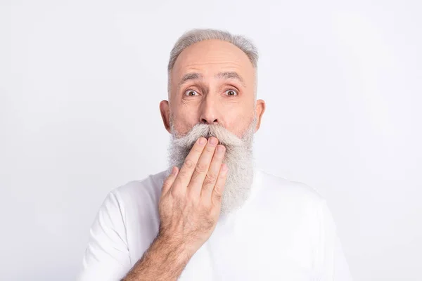 Porträt der beeindruckten grauen Haare Bart alter Mann Hand Lippen tragen weißes T-Shirt isoliert auf grauem Hintergrund — Stockfoto
