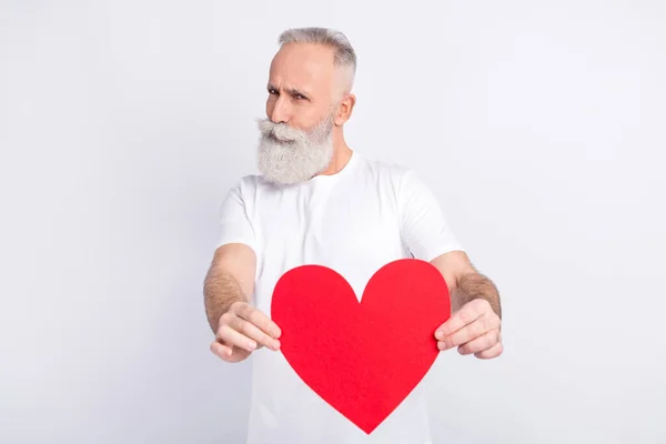 Retrato de homem viril atraente confiante dando-lhe meu coração isolado sobre fundo de cor pastel branco — Fotografia de Stock