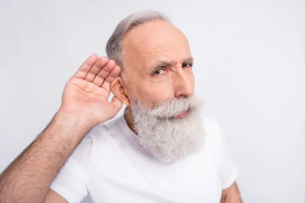 Portrét smutné šedé vlasy vousy starý muž neslyší nosit bílé tričko izolované na šedém pozadí — Stock fotografie