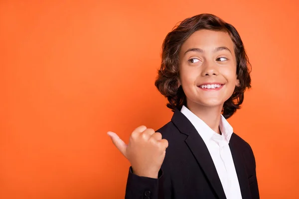 Foto de feliz sonhador positivo encantador menino olhar dedo vazio espaço notícias isoladas no fundo cor de laranja — Fotografia de Stock