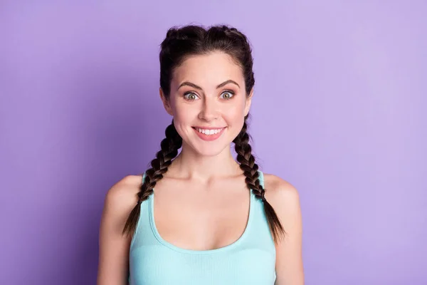 Portrét atraktivní veselá legrační dívka na sobě tanktop izolované přes fialové fialové barvy pozadí — Stock fotografie