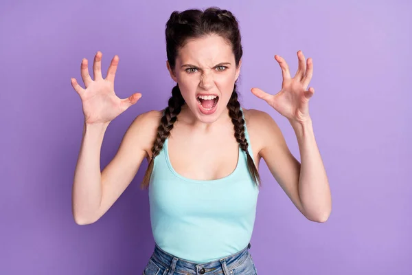 Foto de engraçado cabelo marrom senhora jogar desgaste azul top isolado no fundo cor roxo pastel — Fotografia de Stock