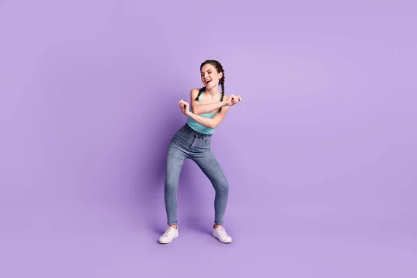 Comprimento total do corpo tamanho vista de menina despreocupada muito alegre dançando em movimento se divertindo isolado sobre violeta cor roxa fundo — Fotografia de Stock