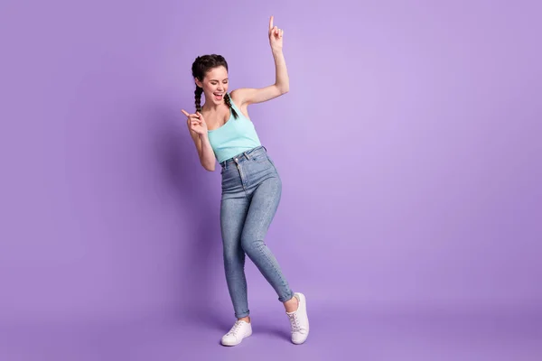Volledige lichaamsomvang uitzicht van aantrekkelijke vrolijke meisje dansen plezier geïsoleerd over violet paarse kleur achtergrond — Stockfoto